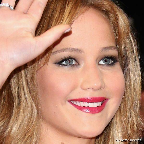 Jennifer Lawrence apostou em um traço curto e discreto para a edição 2013 do Festival de Cannes e completou com o clássico esfumado preto